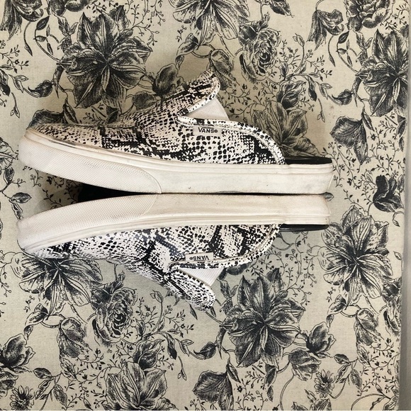 VANS OFF THE  WALL Sz 7 Snake Skin Print Slip On Mules - Picture 8 of 11
